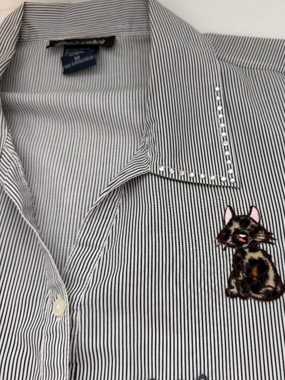 Get Lucky Embroidered Cat Button Up Shirt Pinstripe Kitty Novelty Blouse XL - Picture 6 of 8